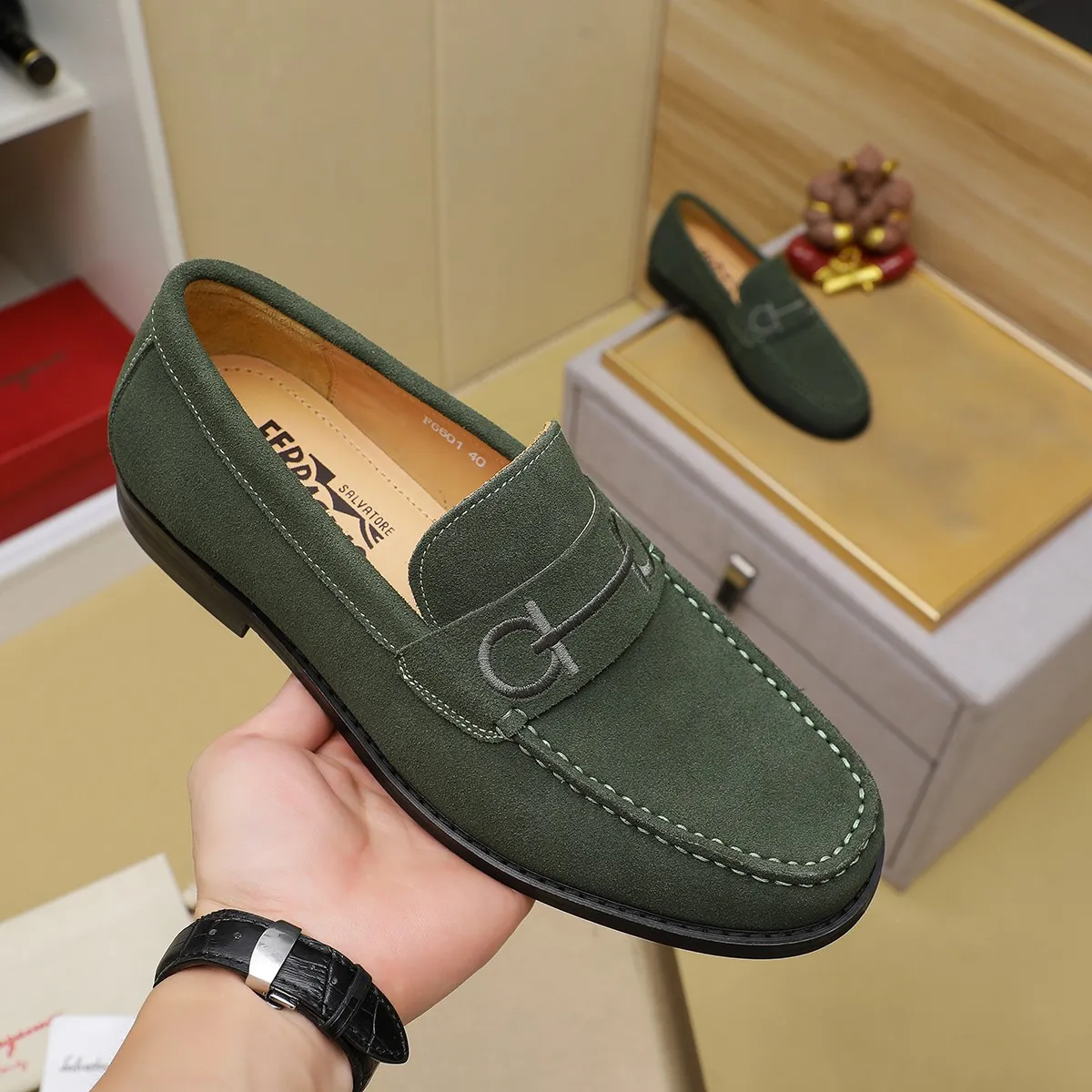 Men's shoes 💰460 🔥 Ferragamo new men's casual slip-on shoes 🇨🇳 Official website original 1:1 mold, original quality 💯 fine workmanship, high-end luxury ☘ The upper is made of imported Italian first-layer cowhide 🌴 Luxurious water dyeing 🐂 Leather lining 🍓 Rubber wear-resistant and non-slip outsole, breathable and comfortable to wear 🍍 The first choice for high-taste men, color optional! Code number 38-44 (45.46. Customized)